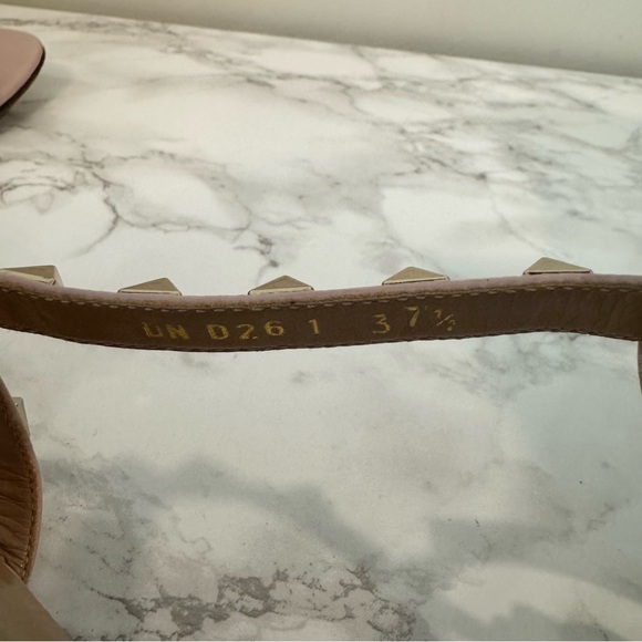 Valentino Garavani Rockstud T-Strap Flat Sandals - Picture 9 of 10